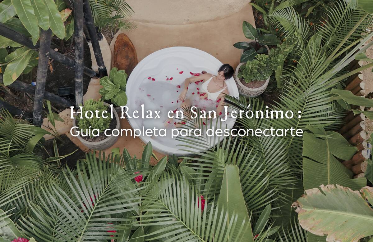 Aerial view of a woman relaxing in a round white tub among tropical plants, with the page title "Hotel Relax en San Jeronimo: Guia completa para desconectarte" overlaid.